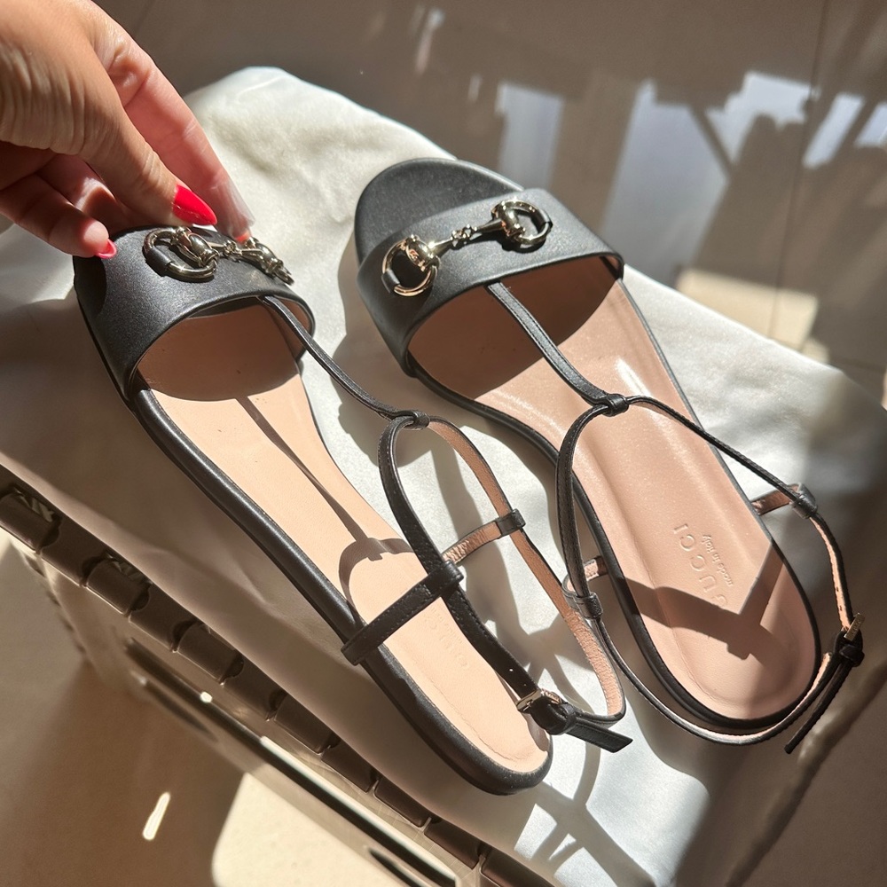 Gucci flat sandals with Gucci buckle